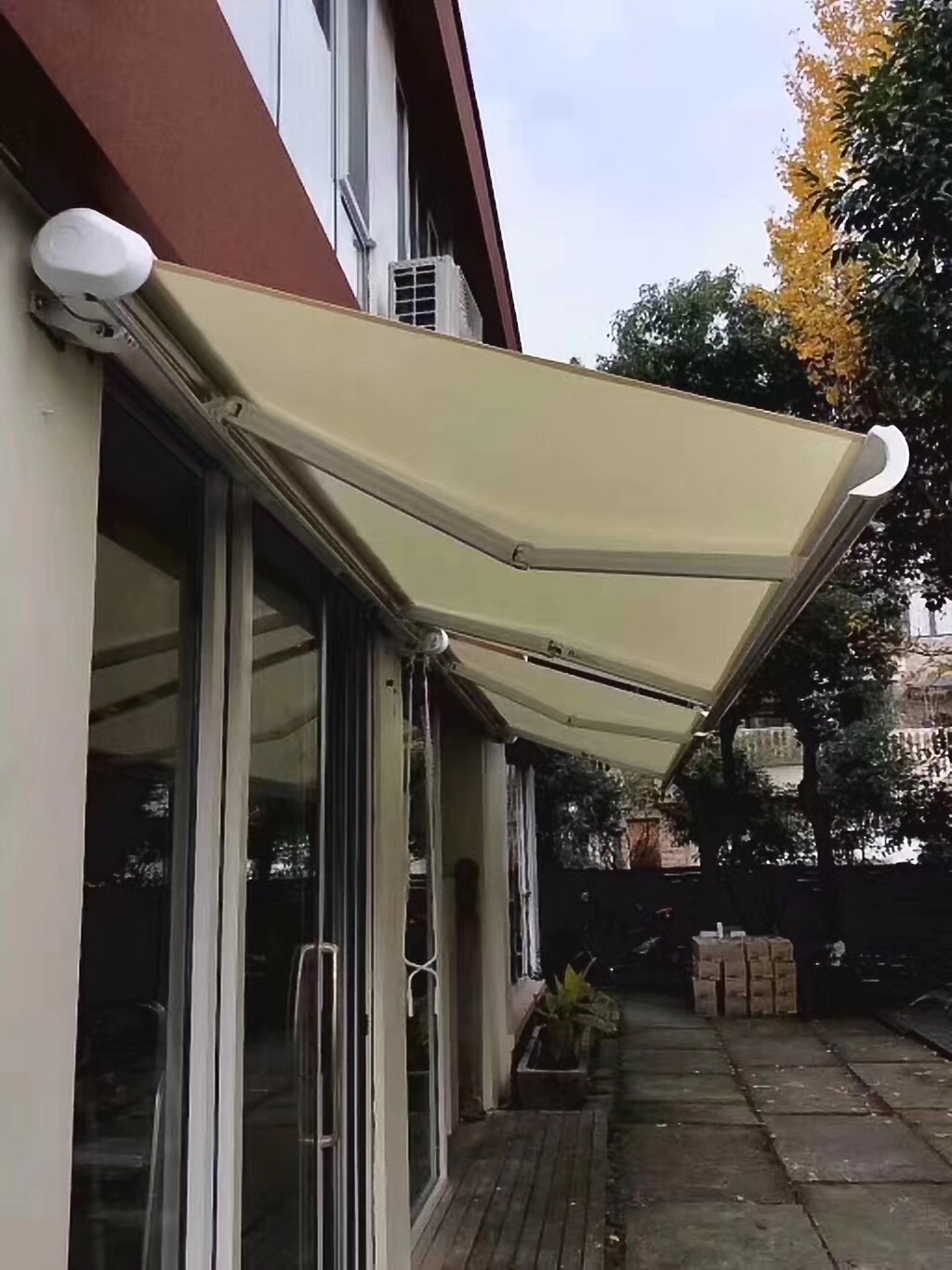 Automatic full cassette retractable awnings